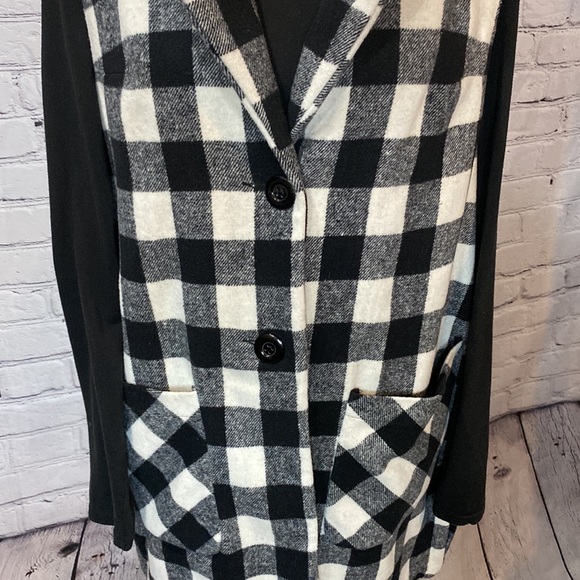 Black and white Buffalo 🦬 Plaid long vest - Picture 3 of 10